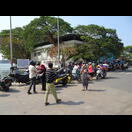 Warten auf die Fähre, zusammen mit zahlreichen Scooterfahrern